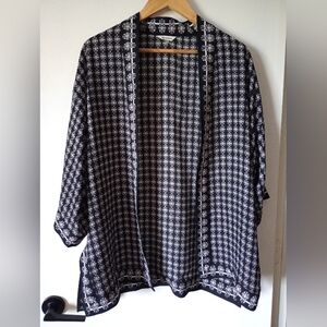 Max Studio Black and White Patterned Kimono Size Medium EUC